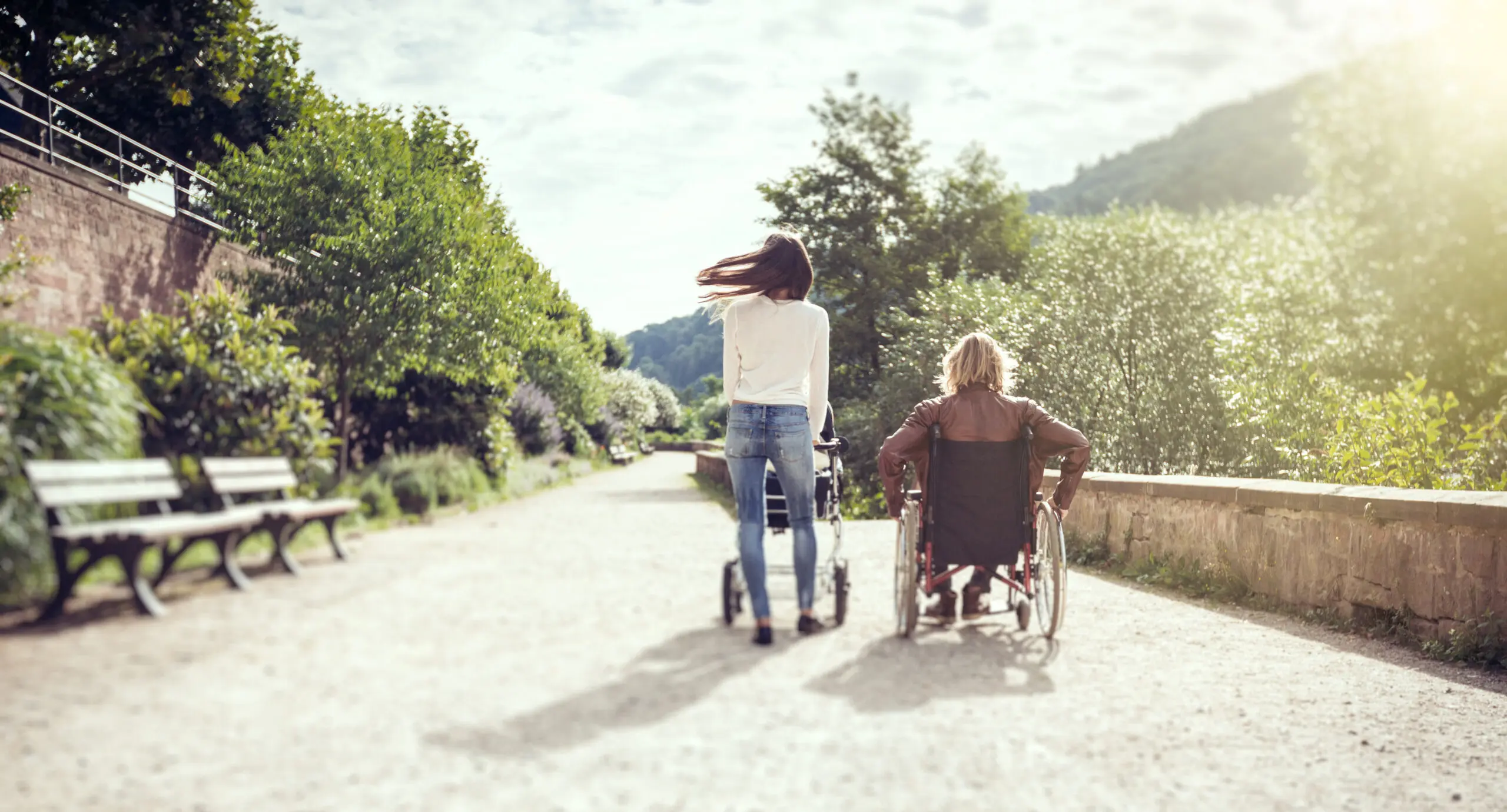 Silla de ruedas de alquiler para turismo accesible en Alcalá de Henares, con entrega en hotel