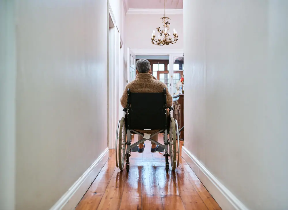 Silla de ruedas ligera con ruedas traseras de traslado, ideal para puertas y pasillos estrechos en domicilio